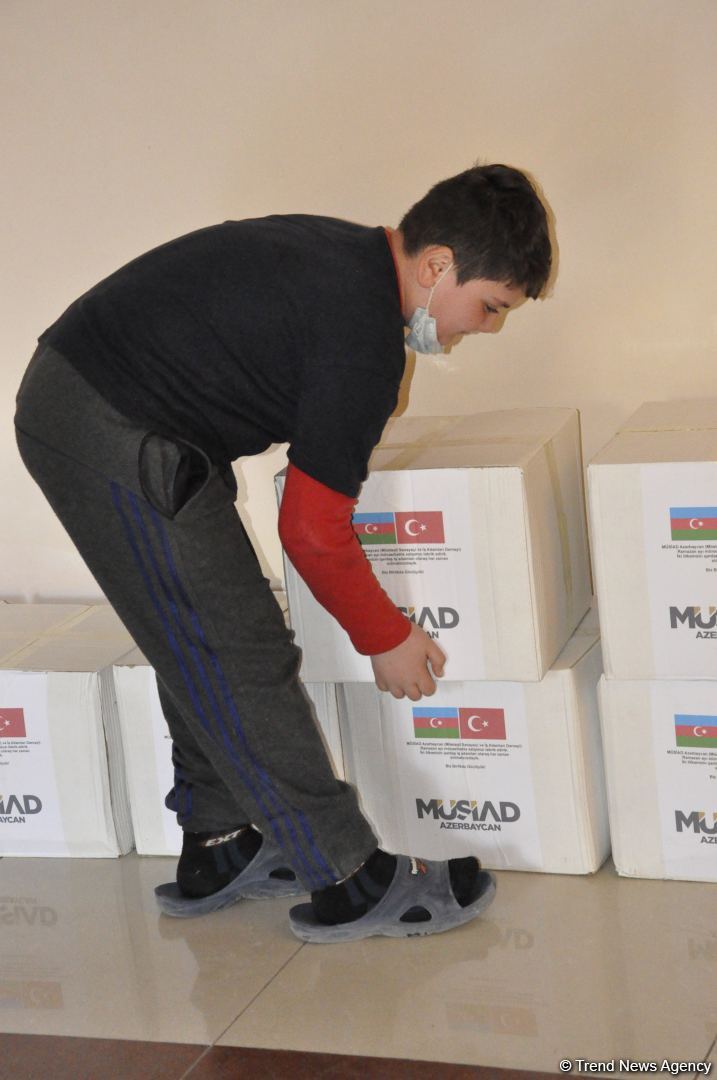 По инициативе депутата Севиль Микаиловой оказана продовольственная помощь семьям шехидов и малообеспеченным семьям в Худате (ФОТО)