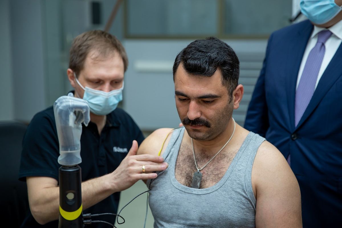 В Азербайджане ветеранов войны с ампутированными верхними конечностями обеспечат высокотехнологичными протезами (ФОТО)