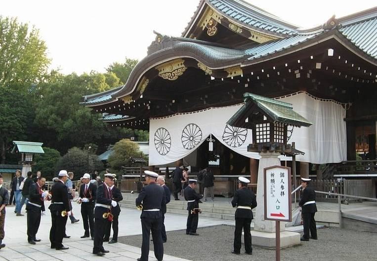 Премьер и экс-премьер Японии сделали подношение храму Ясукуни, считающемуся в Азии символом милитаризма
