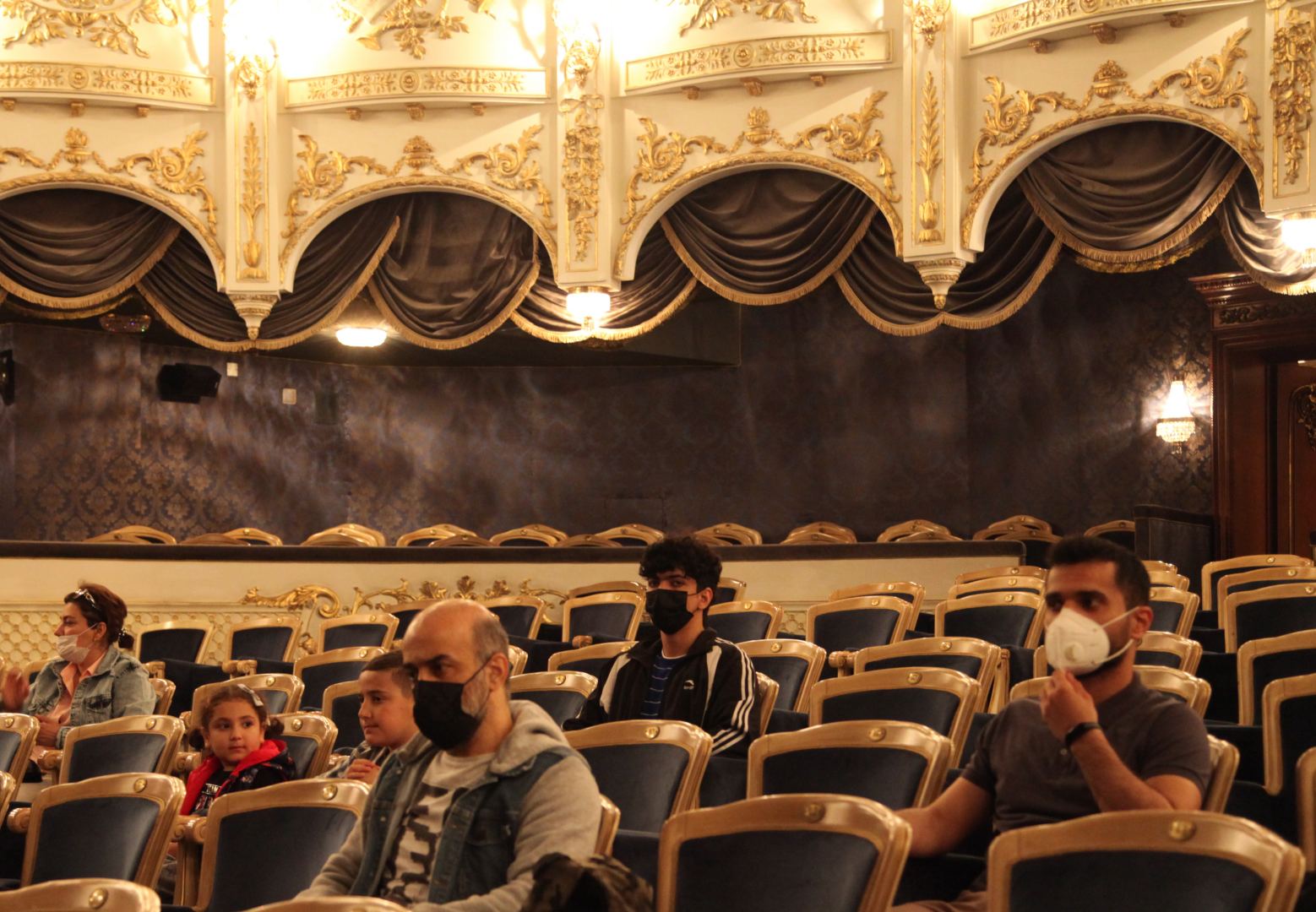 В Баку появилась особая театральная сцена для людей с ограничениями по слуху (ФОТО)