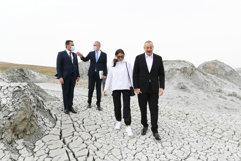 Президент Ильхам Алиев и Первая леди Мехрибан Алиева приняли участие в закладке фундамента Туристического комплекса грязевых вулканов (ФОТО/ВИДЕО)