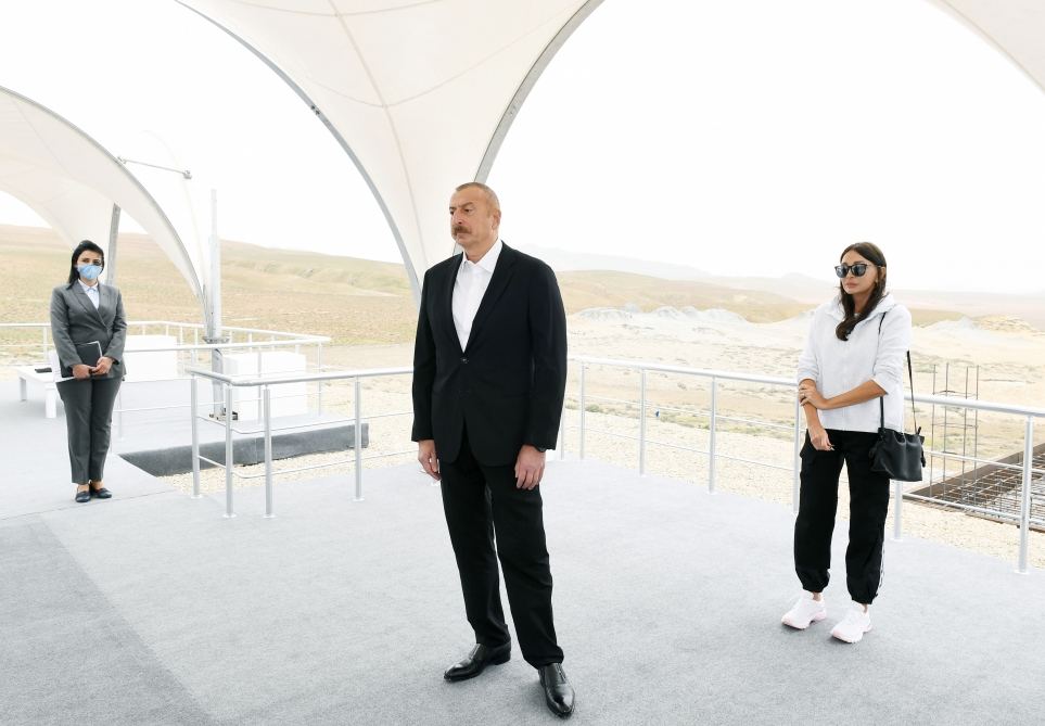 Президент Ильхам Алиев и Первая леди Мехрибан Алиева приняли участие в закладке фундамента Туристического комплекса грязевых вулканов (ФОТО/ВИДЕО)