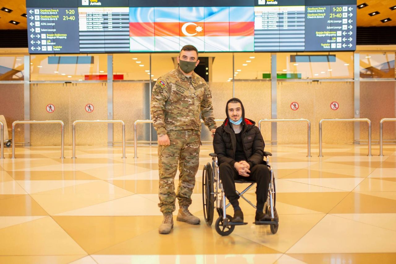 Двое участников Отечественной войны Азербайджана вернулись на родину после лечения в Турции (ФОТО)