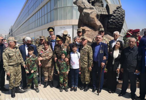Представители «АзИз» почтили память Национального героя Азербайджана Альберта Агарунова (ФОТО)