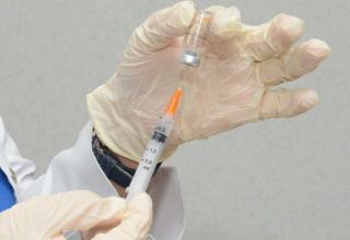 В Азербайджане вакцинацию от коронавируса прошли более половины работников сферы образования