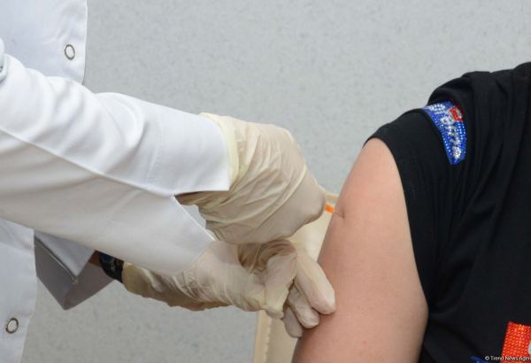Важно вакцинировать людей со слабым иммунитетом - глава офиса ВОЗ в Азербайджане