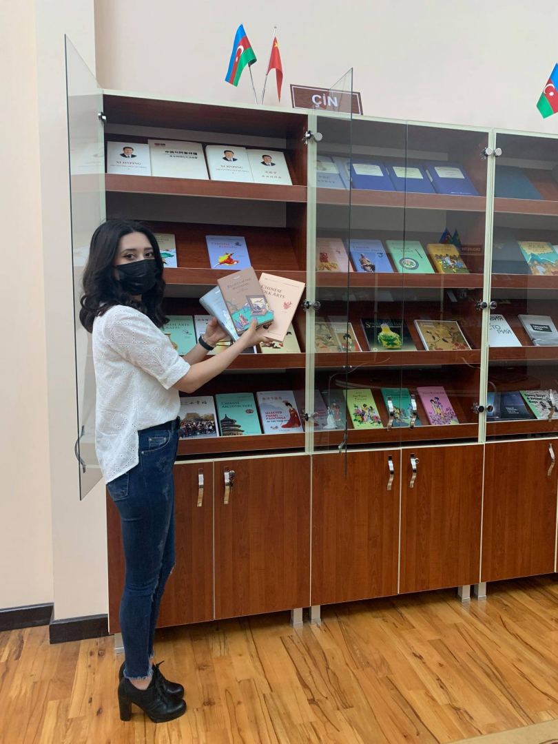 Национальной библиотеке Азербайджана переданы в дар книги на китайском языке (ФОТО)