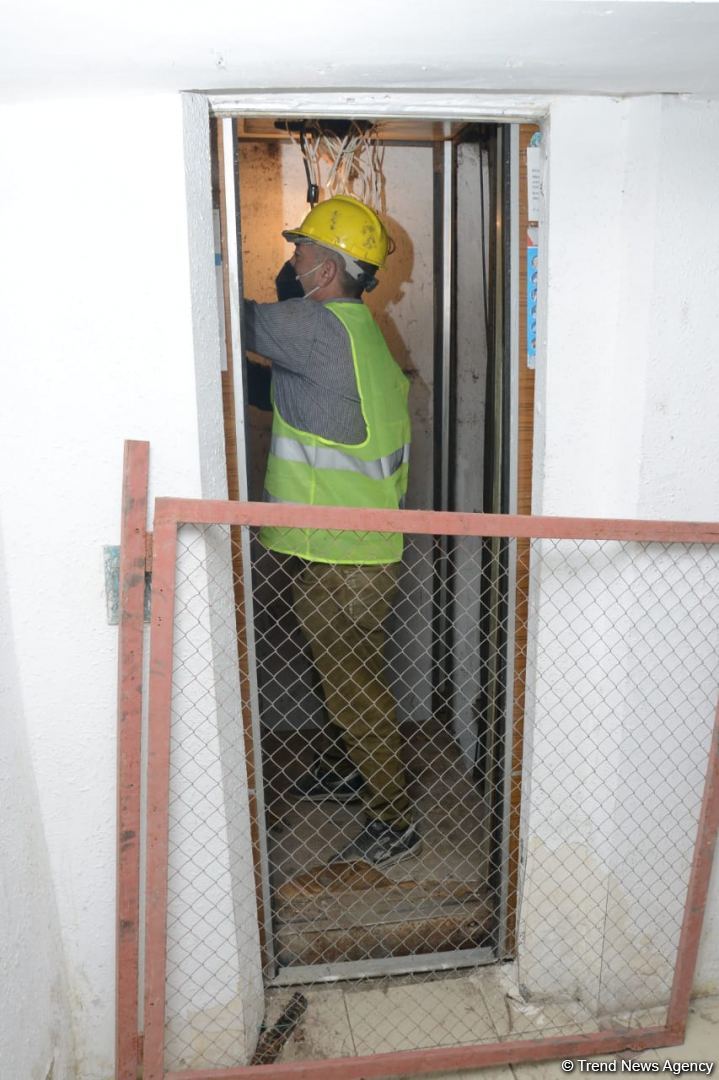 Paytaxtda binalara yeni liftlər quraşdırılır (FOTO)