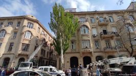 В Баку демонтируется незаконная надстройка над историческим зданием (ФОТО)