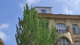 В Баку демонтируется незаконная надстройка над историческим зданием (ФОТО)