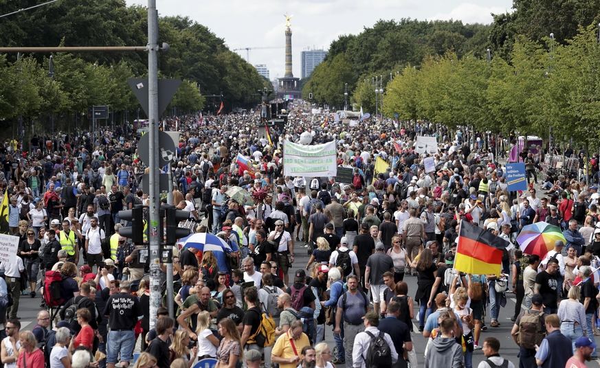 На первомайское шествие в Берлине вышли несколько тысяч человек