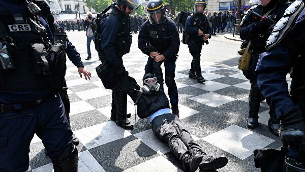 Fransada etiraz aksiyalarında 30 polis yaralanıb, onlarla nümayişçi saxlanılıb