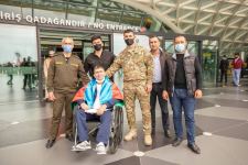 Двое завершивших лечение в Турции азербайджанских военнослужащих вернулись на родину (ФОТО)
