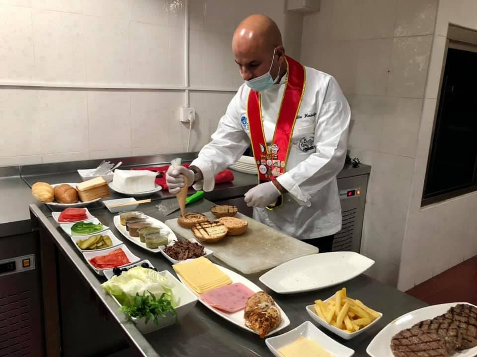 Как правильно готовить бургеры и сэндвичи. В Баку прошел интересный мастер-класс (ФОТО)