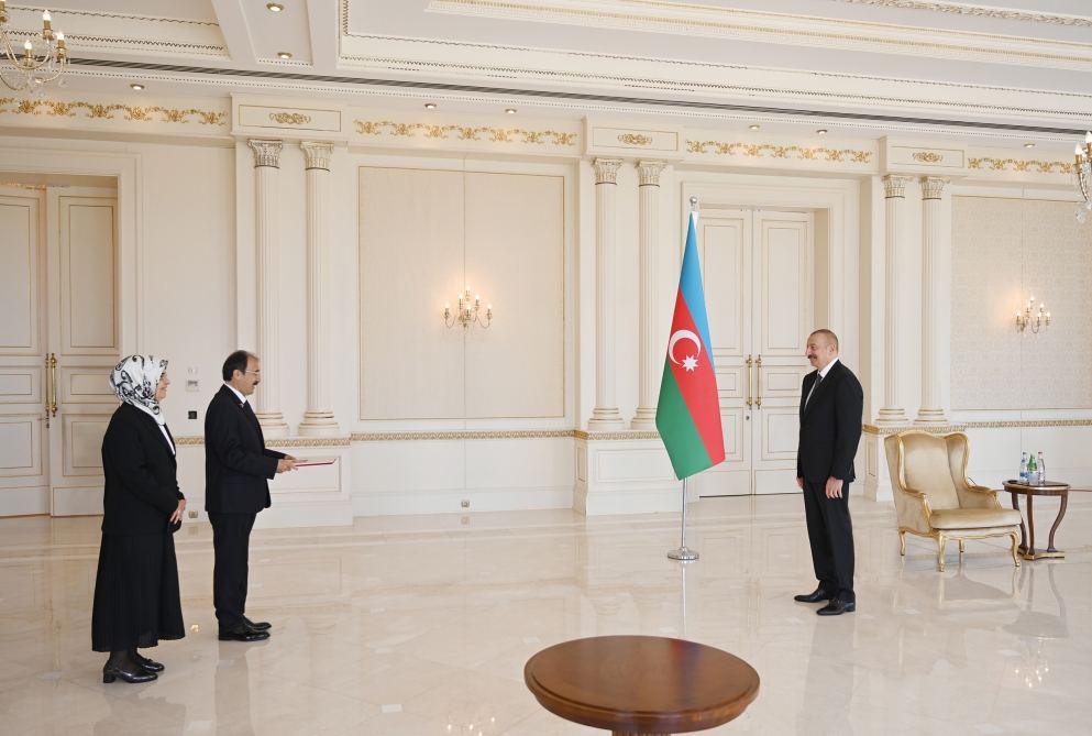 Azerbaijani president receives credentials from newly appointed Turkish ambassador (PHOTO)