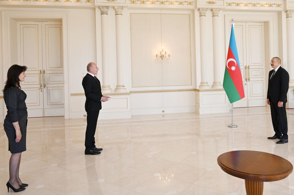 Azerbaijani president receives credentials of newly appointed Serbian ambassador (PHOTO)