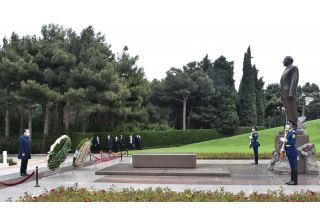 Georgia's prime minister visits grave of Azerbaijan's National Leader Heydar Aliyev (PHOTO)