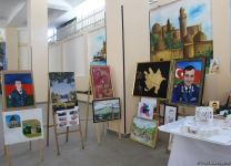 В Университете «Одлар юрду» представлена выставка проекта Mən Qarabağam (ФОТО)