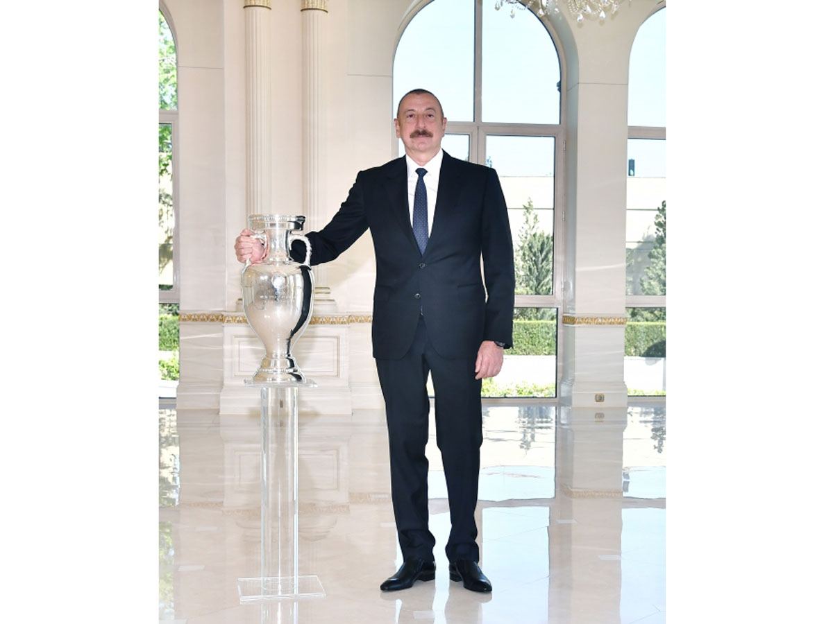 Президенту Ильхаму Алиеву передан кубок ЕВРО-2020 (ФОТО/ВИДЕО)