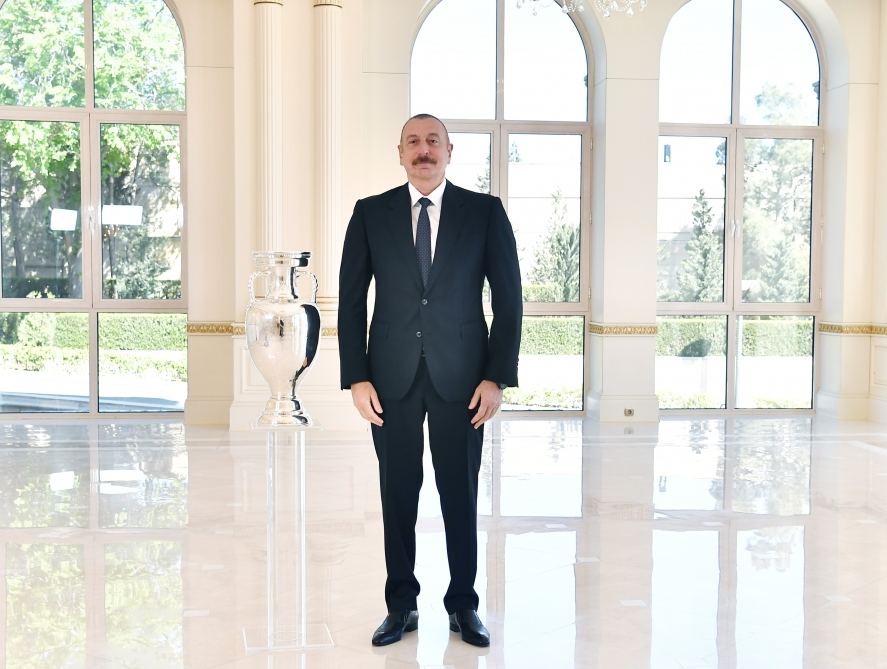 AVRO-2020-nin kuboku Prezident İlham Əliyevə təqdim olunub (FOTO/VİDEO)