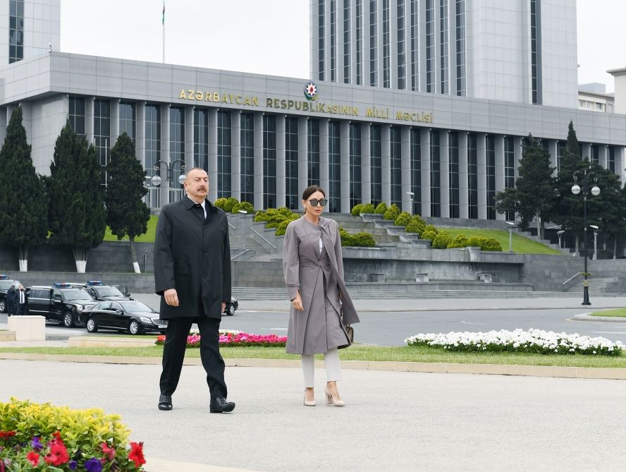 Президент Ильхам Алиев и Первая леди Мехрибан Алиева почтили память сынов Азербайджана, внесших неоценимый вклад в Победу над фашизмом (ФОТО/ВИДЕО)