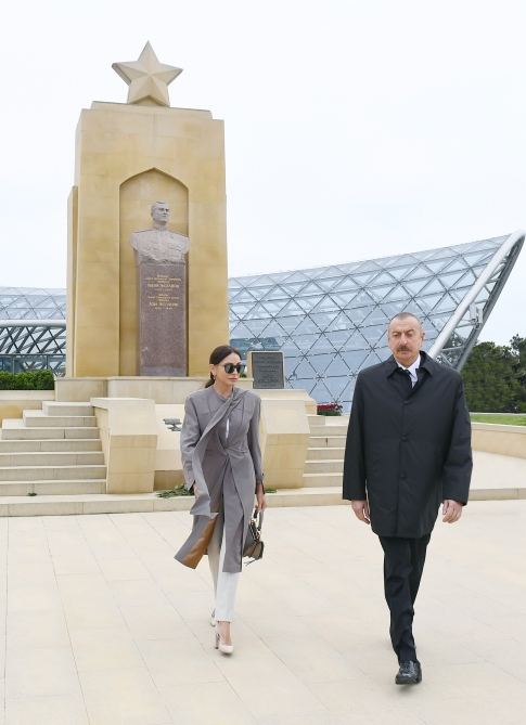 Azerbaijani president, first lady pay tribute to Azerbaijanis who made unparalleled contribution to victory over fascism (PHOTO/VİDEO)