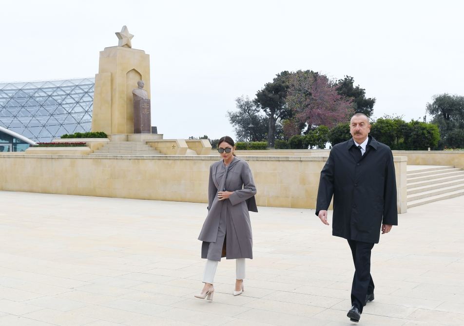 Azerbaijani president, first lady pay tribute to Azerbaijanis who made unparalleled contribution to victory over fascism (PHOTO/VİDEO)