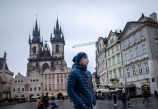 В Чехии разрешили носить медицинские респираторы на улице только в местах скопления людей