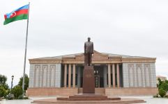 Президент Ильхам Алиев посетил памятник общенациональному лидеру Гейдару Алиеву в Нахчыване (ФОТО)