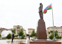 Президент Ильхам Алиев посетил памятник общенациональному лидеру Гейдару Алиеву в Нахчыване (ФОТО)