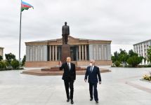 Prezident İlham Əliyev ümummilli lider Heydər Əliyevin Naxçıvan şəhərində ucaldılan abidəsini ziyarət edib (FOTO)