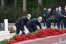 Представители общественности страны чтят светлую память великого лидера Гейдара Алиева (ФОТО)