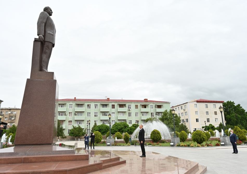 Prezident İlham Əliyev ümummilli lider Heydər Əliyevin Naxçıvan şəhərində ucaldılan abidəsini ziyarət edib (FOTO)