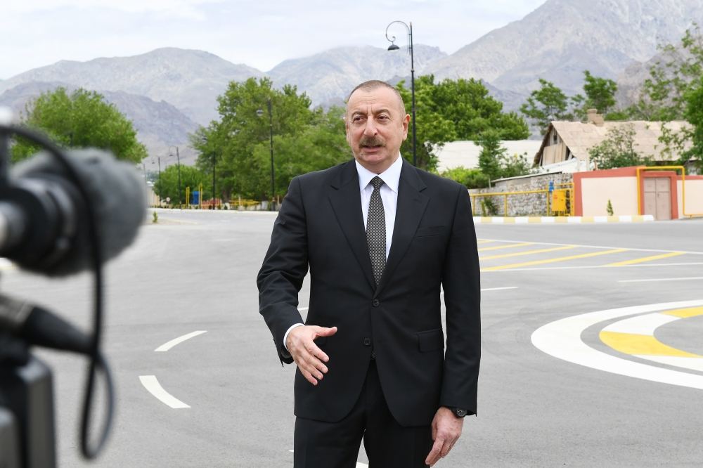 Президент Ильхам Алиев: Российские железные дороги владеют всеми железными дорогами Армении. Поэтому мы больше обсуждаем данный вопрос с российской стороной