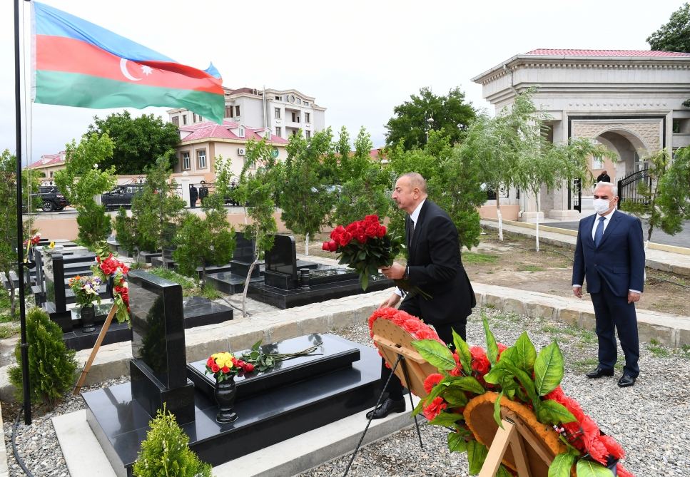 Azerbaijani president visits graves of martyrs of Patriotic War at Nakhchivan city cemetery (PHOTO)