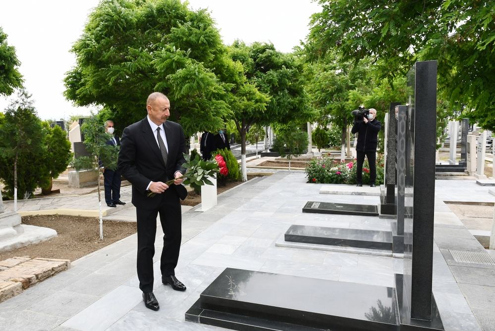 Azerbaijani president visits graves of martyrs of Patriotic War at Nakhchivan city cemetery (PHOTO)
