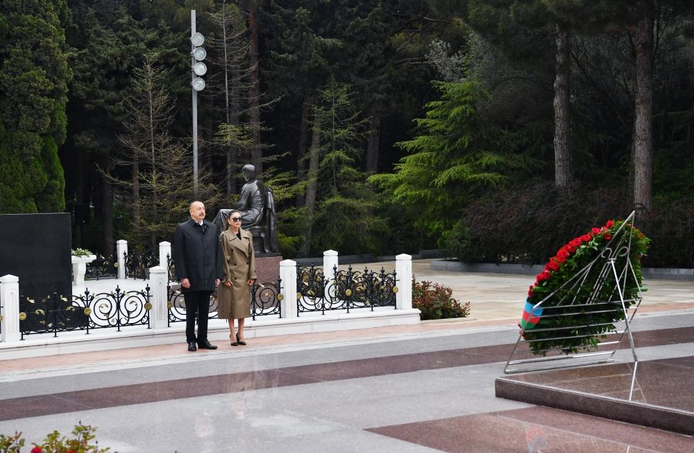 Президент Ильхам Алиев и Первая леди Мехрибан Алиева посетили могилу великого лидера Гейдара Алиева (ФОТО/ВИДЕО)