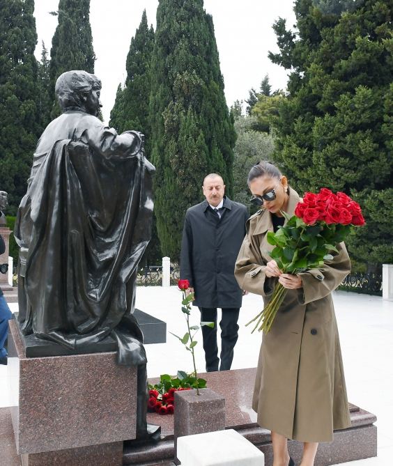 Prezident İlham Əliyev və birinci xanım Mehriban Əliyeva ulu öndər Heydər Əliyevin məzarını ziyarət ediblər (FOTO/VİDEO)