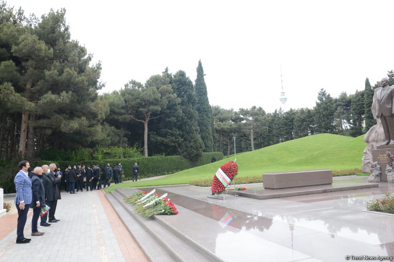 Public reps of Azerbaijan paying tribute to late National Leader Heydar Aliyev (PHOTO)