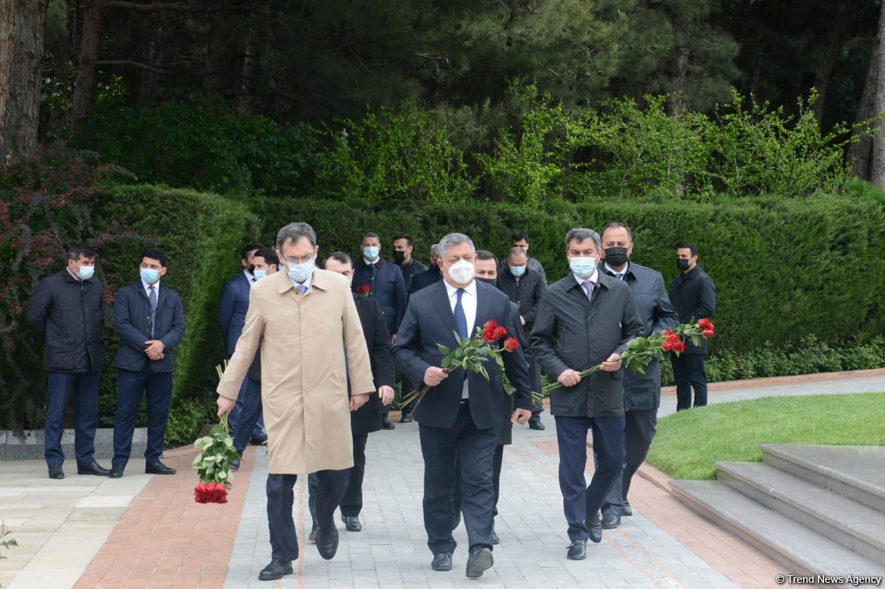 Представители общественности страны чтят светлую память великого лидера Гейдара Алиева (ФОТО)