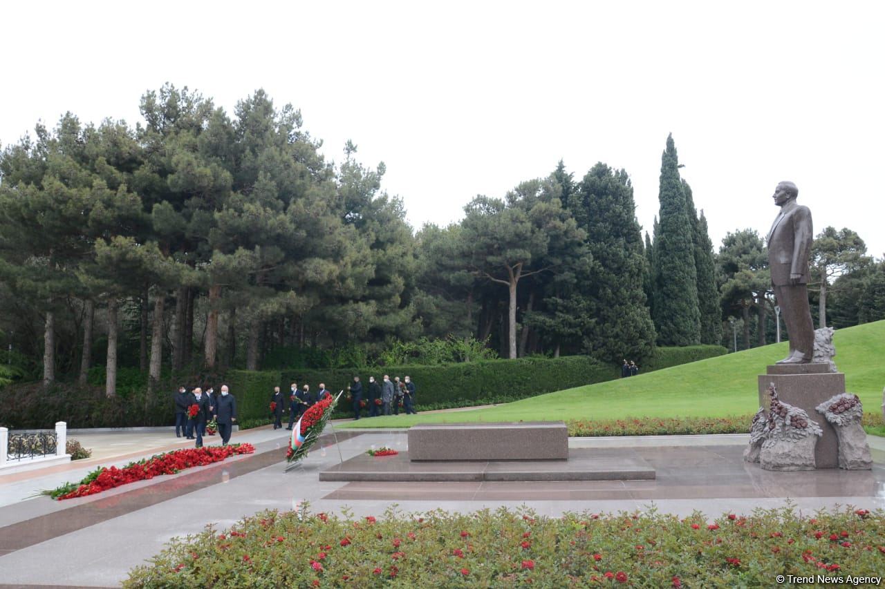 Public reps of Azerbaijan paying tribute to late National Leader Heydar Aliyev (PHOTO)