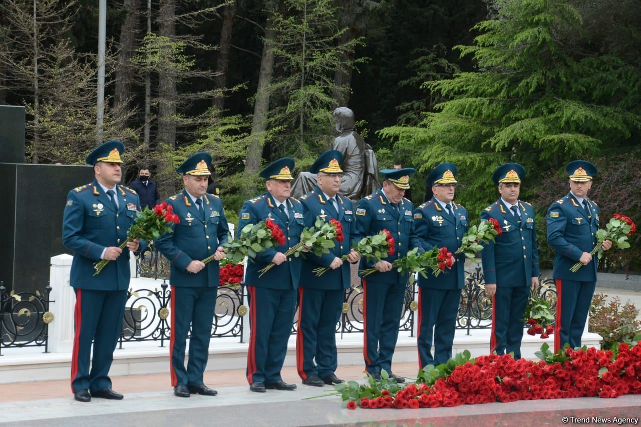 Public reps of Azerbaijan paying tribute to late National Leader Heydar Aliyev (PHOTO)