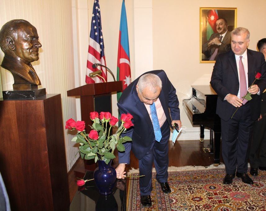 Vaşinqtonda Ümummilli lider Heydər Əliyevin anadan olmasının 98-ci ildönümü qeyd edilib (FOTO)