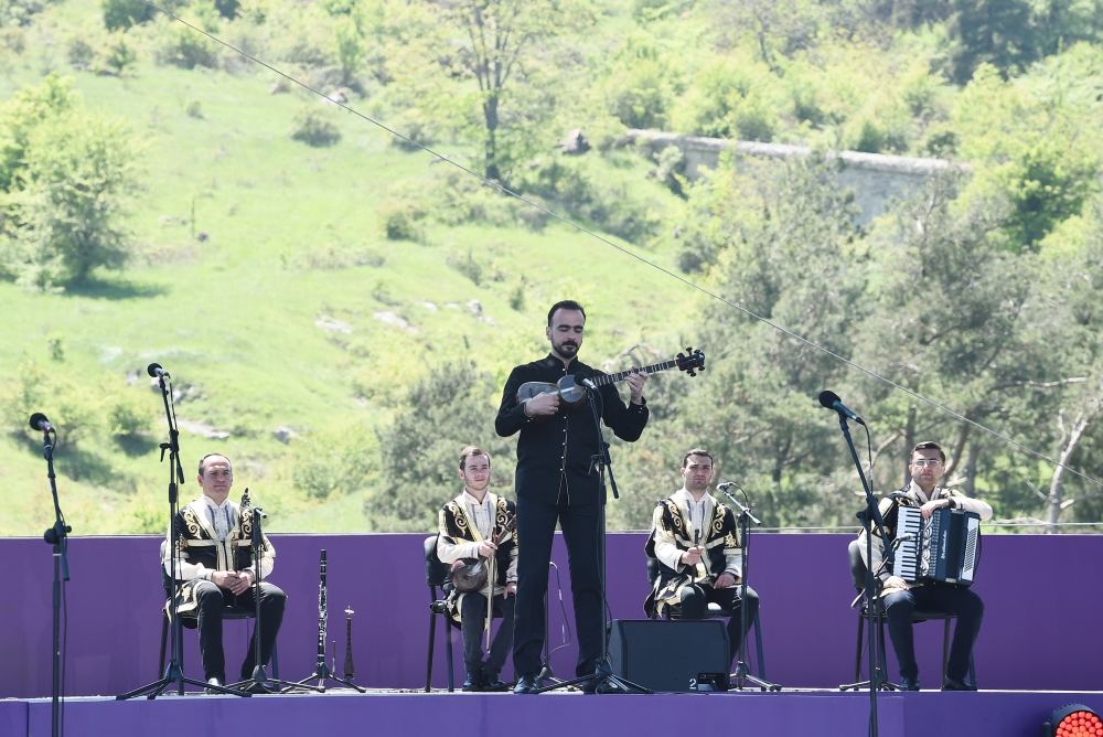 Azerbaijani president, first lady attend opening of “Kharibulbul” festival in Shusha (PHOTO)