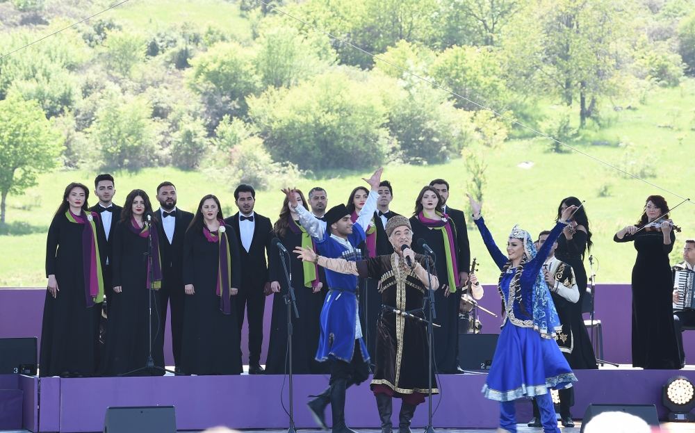 Президент Ильхам Алиев и Первая леди Мехрибан Алиева приняли участие в открытии фестиваля «Харыбюльбюль» в Шуше (ФОТО) (версия 3)