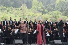 Azerbaijani president, first lady watch performance of Kharibulbul festival participants (PHOTO/VIDEO) (UPDATE)