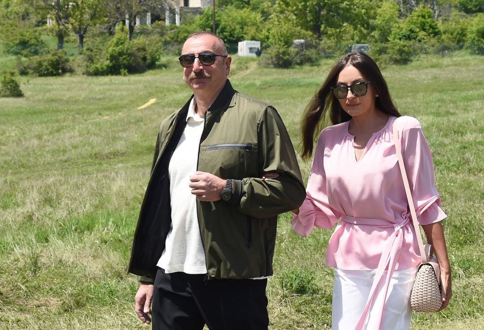 Президент Ильхам Алиев и Первая леди Мехрибан Алиева присутствовали на гала-концерте фестиваля "Харыбюльбюль" (ФОТО/ВИДЕО)