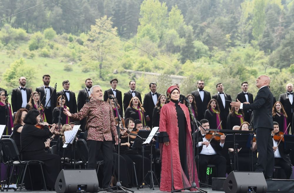 Azerbaijani president, first lady watch performance of Kharibulbul festival participants (PHOTO/VIDEO)