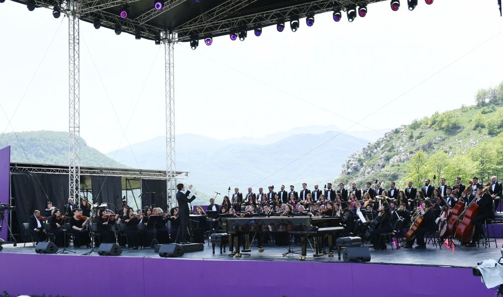 Azerbaijani president, first lady watch performance of Kharibulbul festival participants (PHOTO/VIDEO) (UPDATE)