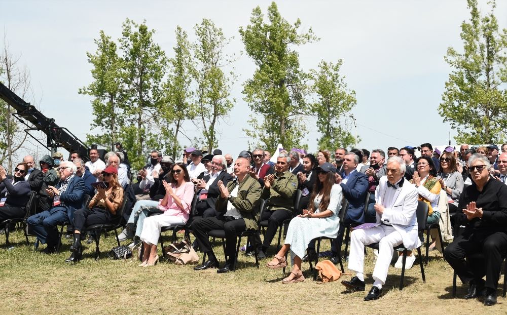 Azerbaijani president, first lady watch performance of Kharibulbul festival participants (PHOTO/VIDEO)